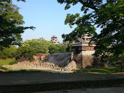 2016年4月29日の熊本城（14）一本石垣で頑張る戌亥櫓　その1
