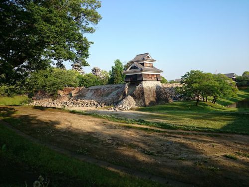2016年4月29日の熊本城（15）一本石垣で頑張る戌亥櫓　その2
