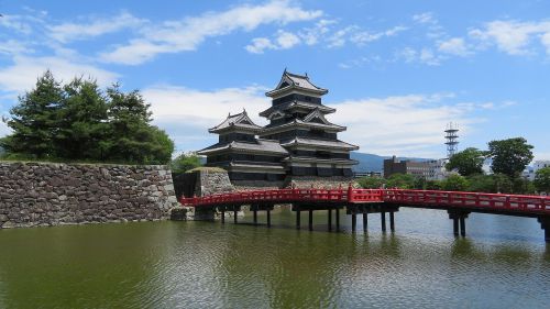 信濃　松本城　 美しい山々と水に囲まれた「黒板の烏城」