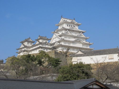 兵庫県姫路市：「姫路城」の管理運営している「近畿日本ツーリスト関西」に関する記事です！！（最近の姫路城の入場者数など）