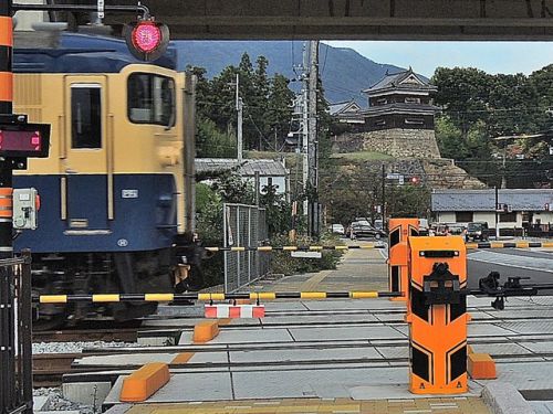 しなの鉄道の115系横須賀色と上田城
