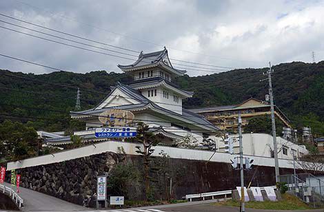 高知城ではありません「ファミリー温泉 湯川」（高知市）ニセ城シリーズ