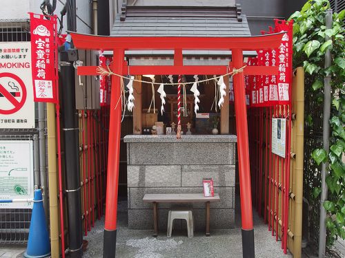 宝童稲荷神社 - 銀座の細い路地の先に鎮座する、江戸城から下ってきたお稲荷さま
