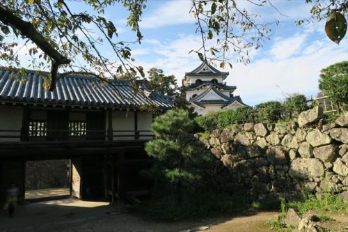 彦根城 | ひこにゃんが迎えてくれる国宝天守のみならず現存の櫓や門など見応え十分な城郭