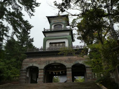 金沢市にあるステンドグラスの「神門」や美しい庭園「神苑」が有名！金沢城の遺構が唯一現存する「尾山神社（おやまじんじゃ）」