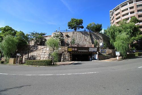摂津　花隈城　 巨大模擬石垣の内部は立体駐車場