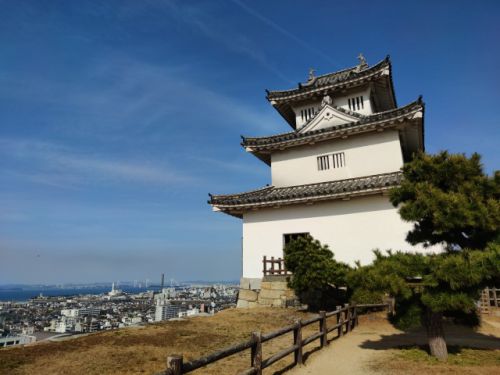 日本100名城第78番 石垣の名城で四国最古で日本一小さな現存木造天守がある「丸亀城（まるがめじょう）」！スタンプ設置場所や所要時間、見どころをご紹介！