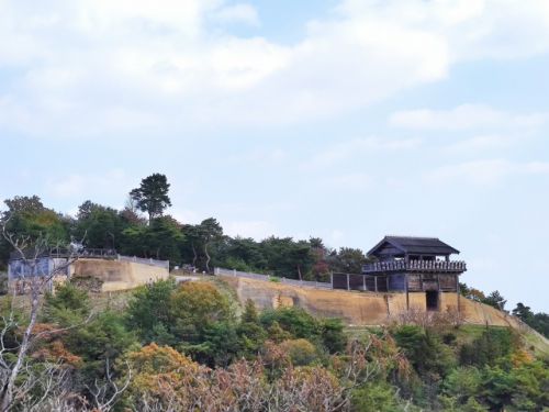 日本100名城第69番 桃太郎伝説の舞台で鬼の居城とされ西門からの景色は絶景「鬼ノ城（きのじょう）」！スタンプ設置場所や所要時間、見どころをご紹介！