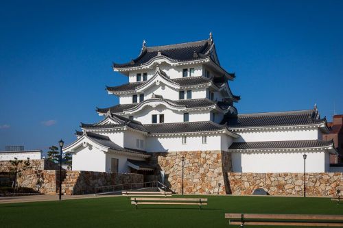 尼崎城の再建天守を撮影する