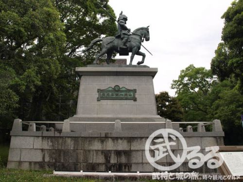 武将の銅像 | 山内一豊の銅像 - 高知城大手門近くに建つ騎馬に乗った銅像！ | 地図付き