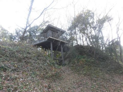 市民憩いの場の傍らに良好な古城跡 鷲巣山城跡