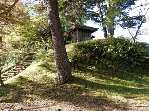 春日山城(日本１００名城）　１０　お花畑から二の丸・三の丸