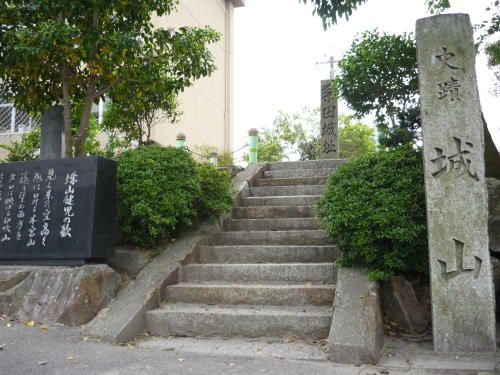 門跡、曲輪跡そして伝移築門が残る犬山市の尾張楽田城跡
